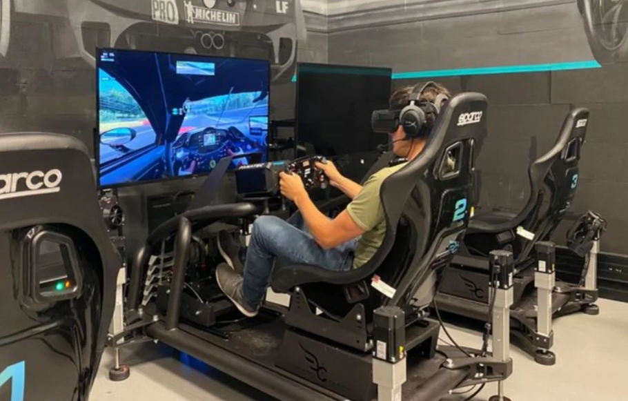 Sim racing with a triple monitor setup, ultra wide monitor or VR?