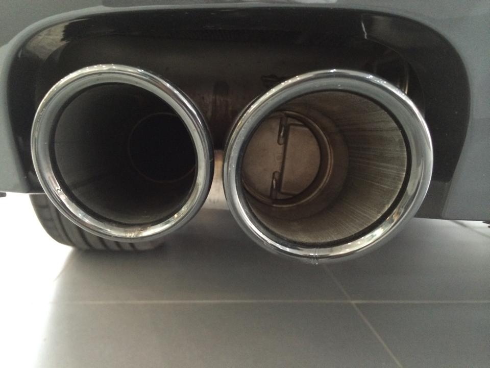 Why does only one exhaust pipe get dirty?